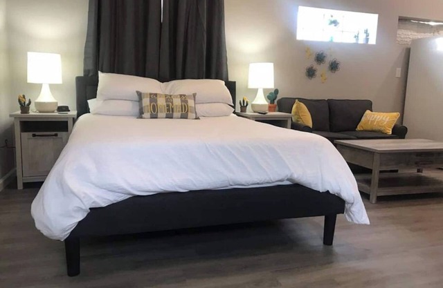 Spacious Studio apartment *Near Balloon Fiesta Park*Air Conditioned