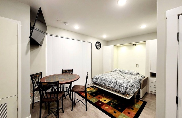 Spacious Studio Downtown minutes from hospital