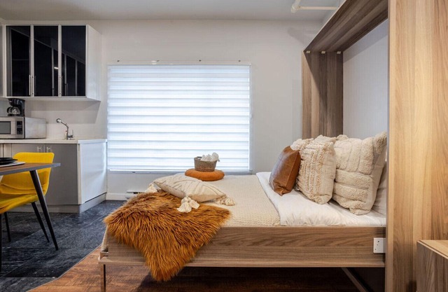 Spacious Studio on Bishop - Hot Spot Dtown MTL