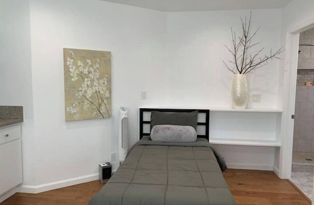 Spacious Studio w/ AC - Near BART/Free Laundry!