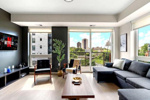 Spacious & Stylish 2bedroom Condo In Downtown Minneapolis, Minutes From Minneapolis Convention Center & US Bank Arena