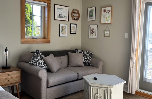 Spacious suite with oceanview sunset balcony. Close beach, restaurant, harbour