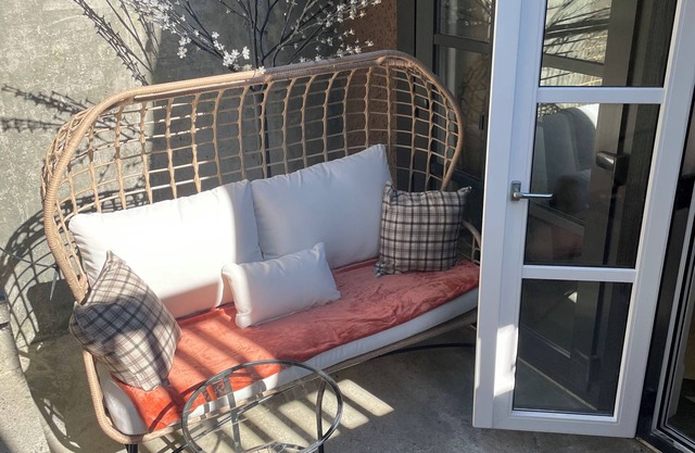 Spacious Suite with Wine Cellar backing onto Burnaby Mountain Pet Friendly