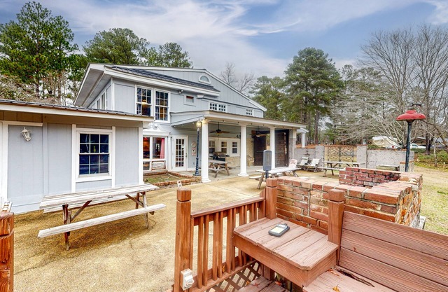 Spacious & sunlit lakefront home with generous deck, fire pit, & views - dogs ok