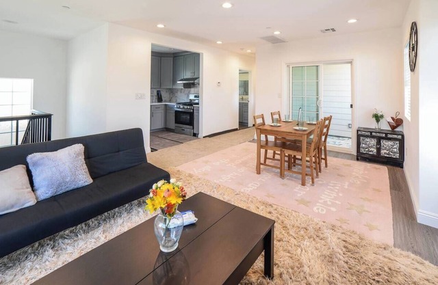 Spacious Sunny 2b1b with balcony