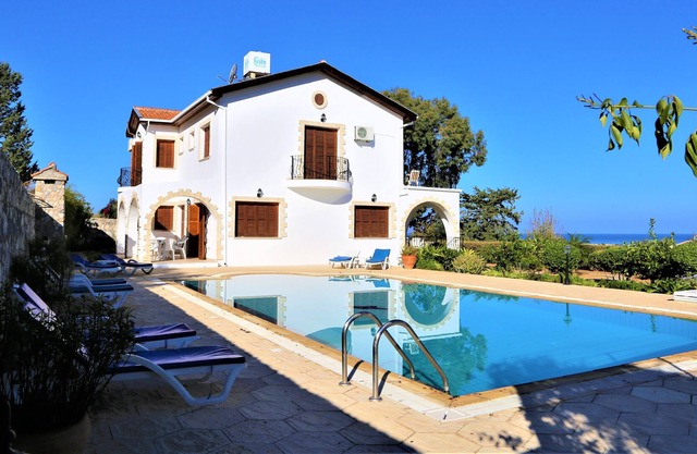 Geräumiges, gehobenes Einfamilienhaus mit Panoramablick auf das Meer und die Berge