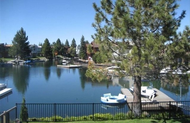 Geräumiges Haus am Wasser in Tahoe Keys mit 3 Bootsanlegestellen, Whirlpool und herrlicher Aussicht
