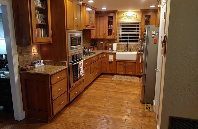 Spacious Terracotta Brick One Level W/Screened In Porch. Free wi-fi.