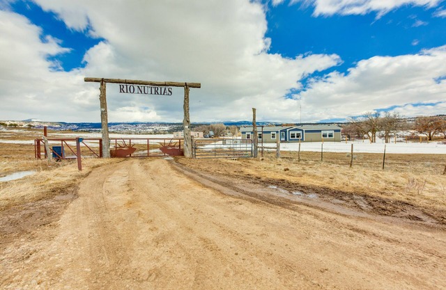 Spacious Tierra Amarilla Ranch House w/ Deck!