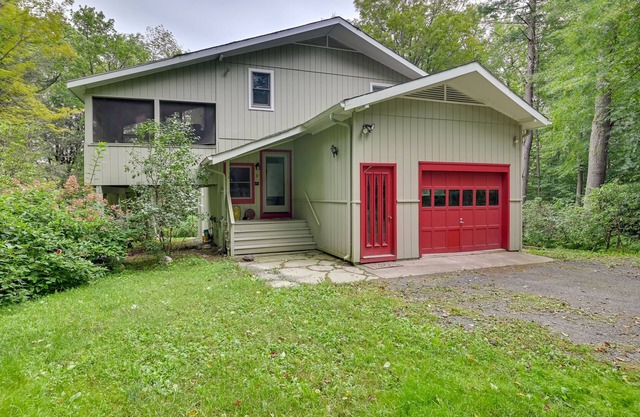 Spacious Tolland Home w/ Deck + Screened Porch!