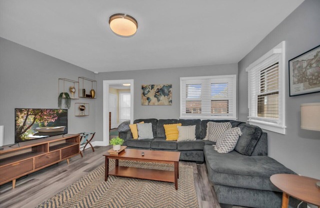 Spacious Top Floor Home on KK AVE BAYVIEW