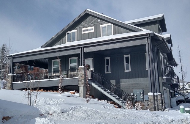 Spacious Townhome Centrally Located, Pet Friendly, Hot Tub & Bonus Basement Room