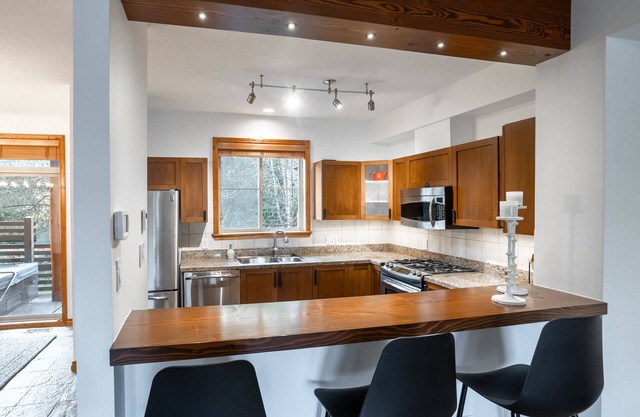 Spacious Townhome, Golf Course Setting, Hot Tub & Patio!