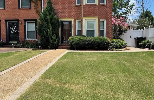 Spacious Townhome with Four Seasons Room