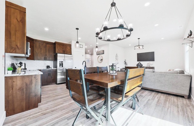 Spacious Townhouse Sleeps 10ppl!