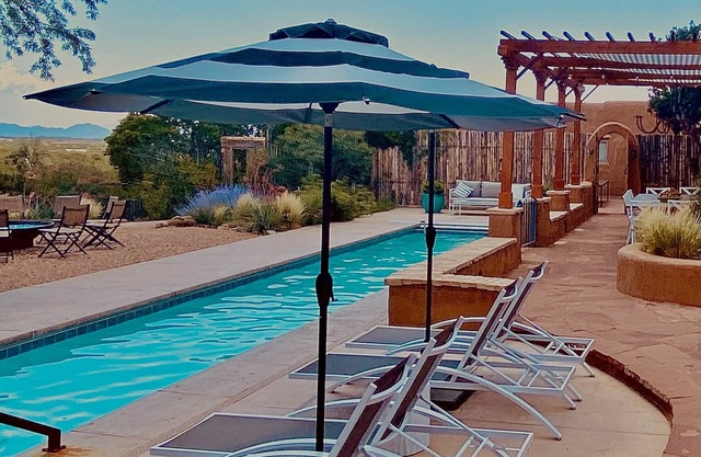 Grand Adobe Estate - atemberaubende Aussichten, 5 Schlafzimmer, Pool, Spa und Sauna. 7000 Quadratfuß