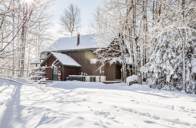Spacious Trailside Vacation Home with an Outdoor Hot Tub and Indoor Whirlpool