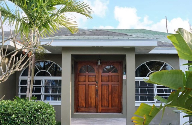 Spacious Tropical Getaway 🌴 - 3 mins from airport and beach
