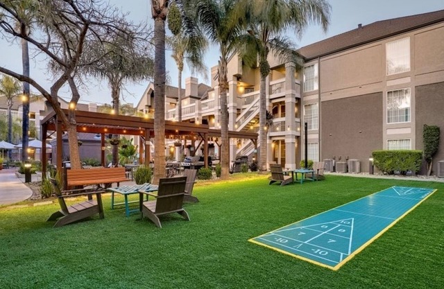 Spacious Two-Bedroom Suite with Free Breakfast and Outdoor Pool Access!
