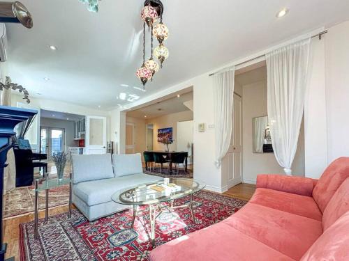 Spacious two-storey townhouse w private parking 15 mins from Downtown