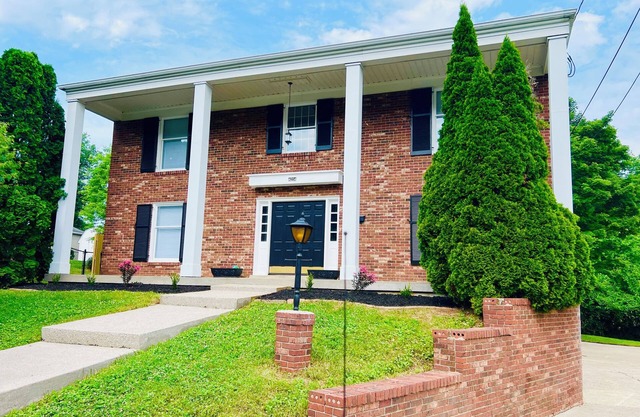 Spacious, Ultra Comfy 5-Bedroom House in Beautiful Quiet Louisville Neighborhood