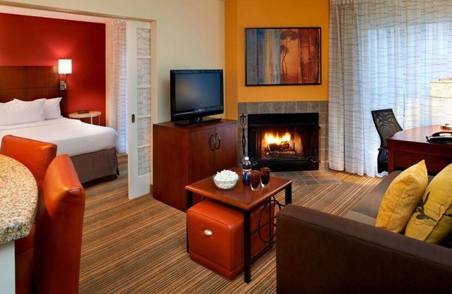 Spacious Unit Near Detroit Attractions, Pool & BBQ, Free Breakfast!