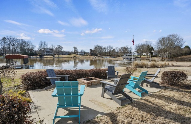 Spacious updated (3Br/3B+Bunks) lake home w/hot tub- walk to shops & restaurants