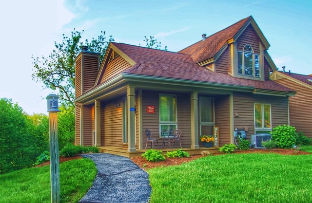 Spacious Updated Villa w/2 King Beds, Fireplace, Near Spa, Golf, Trails