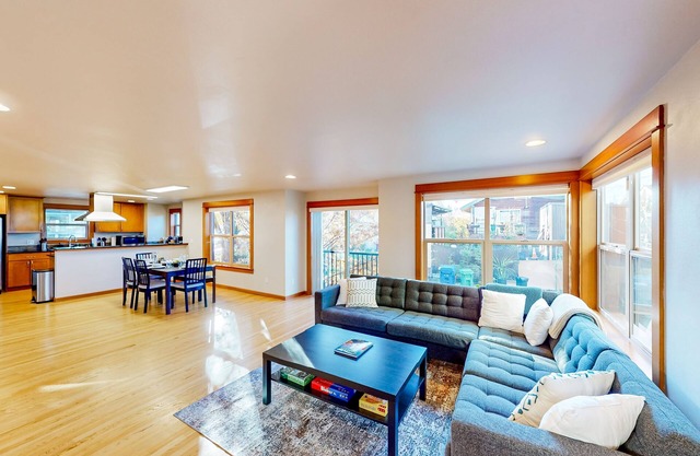 Spacious Upper Level of Townhome, near Seahawks & Mariners stadiums & downtown