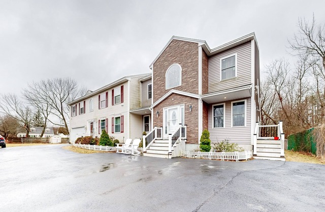 Spacious, upper-level duplex condo near Portland & beautiful beaches