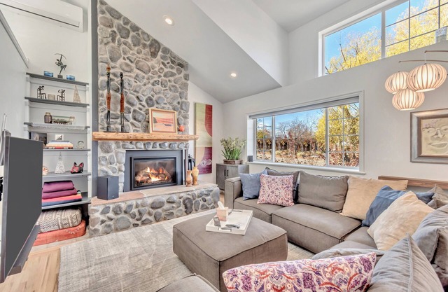 Spacious Upscale 6 bdrm w/ Fireplace Close to Ski Resorts