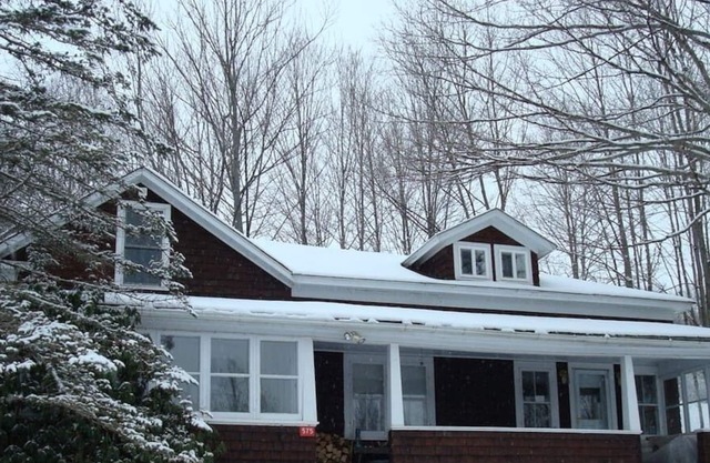 Spacious upstairs studio. Private entrance/deck. Quiet. Rural. Intimate.