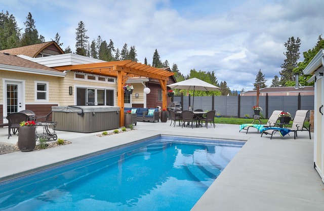 Spacious Urban Cottage with Private Hot tub and Heated Salt Water Pool