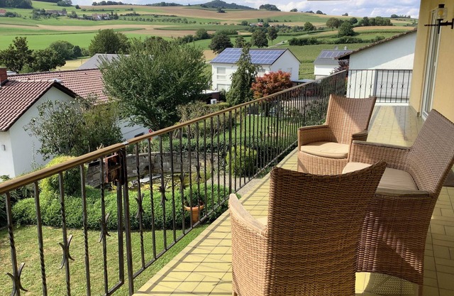 Großzügige Ferienwohnung mit Balkon, Kamin & Garten - Nähe Bodensee & Rheinfall
