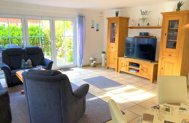 Geräumiges Ferienhaus strandnah in Norddeich mit Garage, Terrasse und Strandkorb
