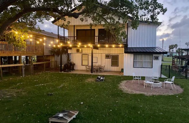 Spacious Vacation Home: Sleeps 16, 1/2 mi to Beach & Boat Ramp - Family Friendly