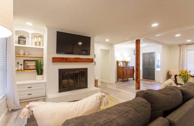 Spacious Valdosta Retreat + Screened Porch, Large Yard & Peaceful Vibes