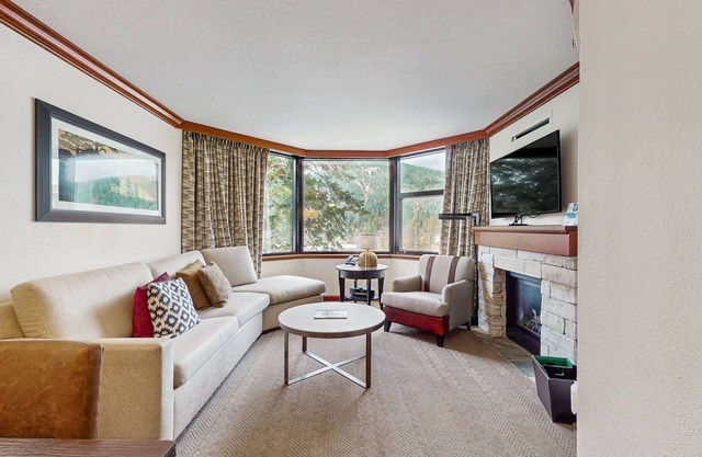 Spacious valley-view ski-in/ski-out fireplace condo w/ pool, hot tub & amenities