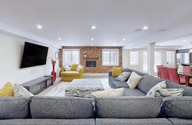 Spacious Vaughan Unit, Steps to Park