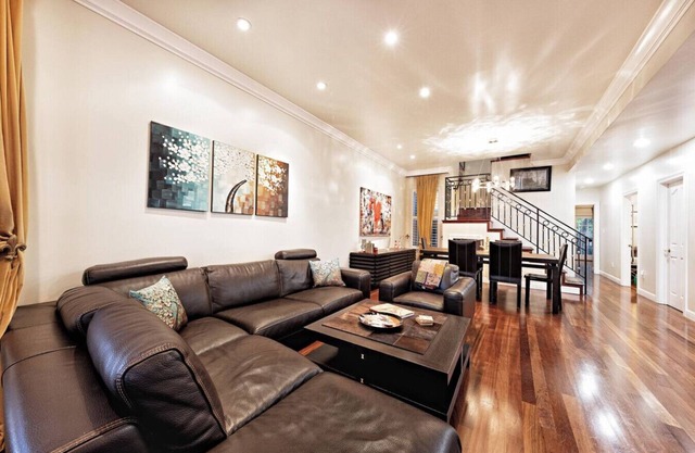 Spacious Victorian w/Hot Tub and Zen Garden