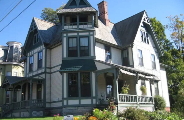Spacious Victorian in N. Adams-walk to Mass MoCA