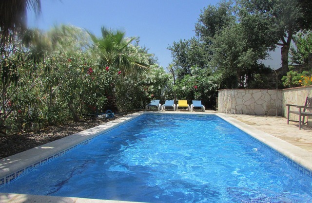 Geräumige Villa mit großem privatem Pool und herrlichem Meerblick.