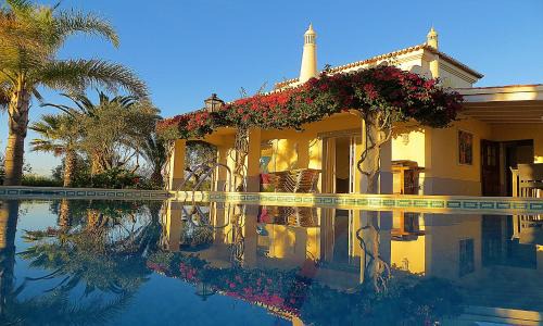 Spacious Villa in Carvoeiro with Private Pool