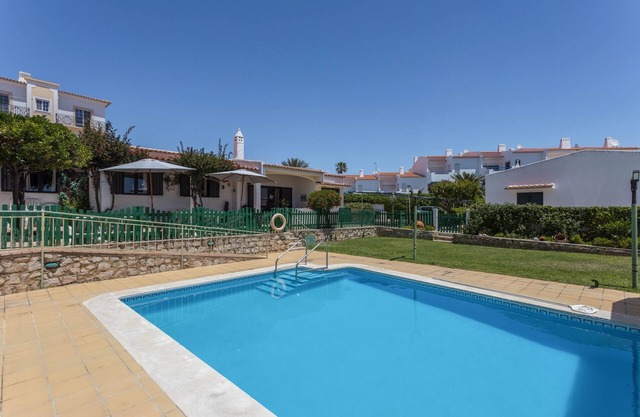 Geräumige Villa "Morena" mit WLAN, Garten, Terrasse, Balkon & Pool