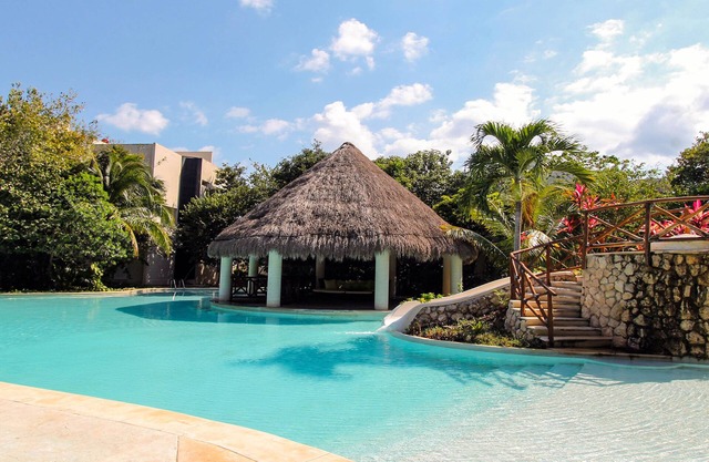 Große Wohnung mit gemeinsamem Pool, eigenem Whirlpool, Balkon und hinterer Terrasse