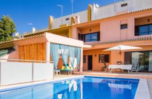 Geräumige Villa mit beheizbarem privatem Pool, ohne Visavis, Grill, WiFi in der Nähe der Altstadt