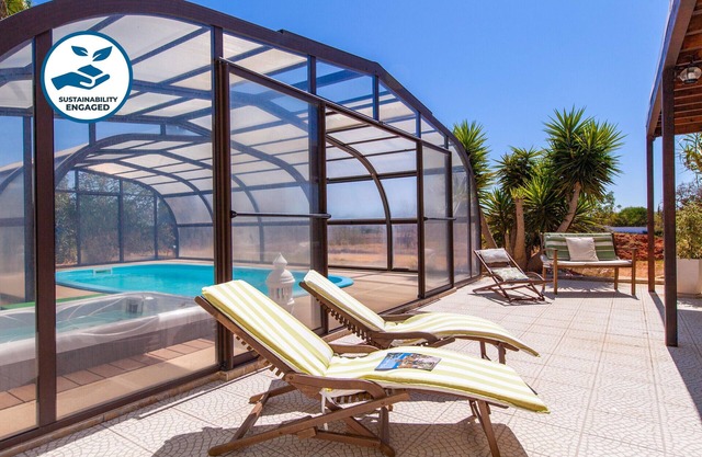Spacious villa with jacuzzi & BBQ in Armação
