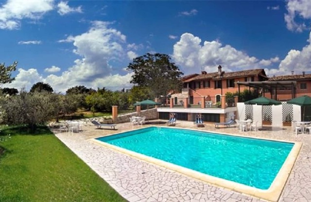 Geräumige Villa inmitten von Olivenhainen und großem Garten mit Rasen und privatem Pool