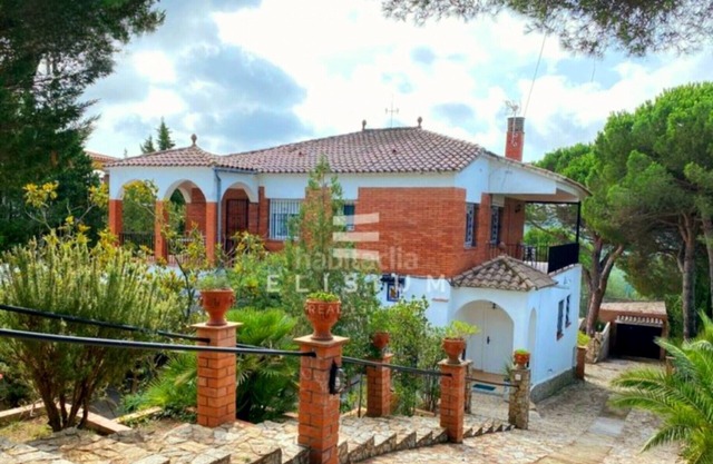 Spacious villa sleeps 20, swimming pool, tennis court, mini-golf course, garden, barbecue,...