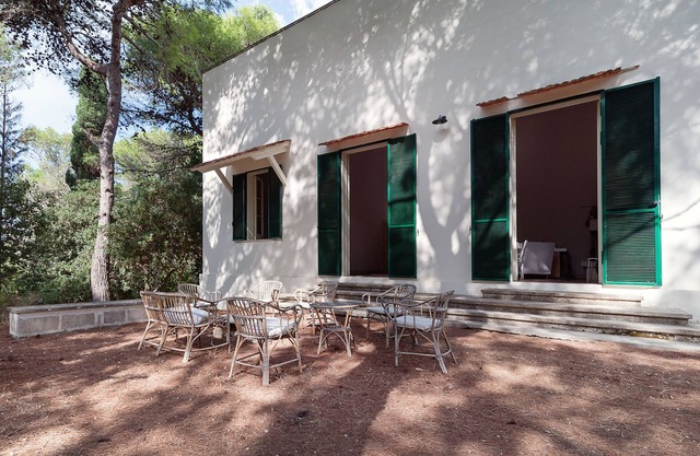 Geräumige Villa, umgeben von einem Kiefernwald, 300 Meter vom Meer und dem Dorf entfernt